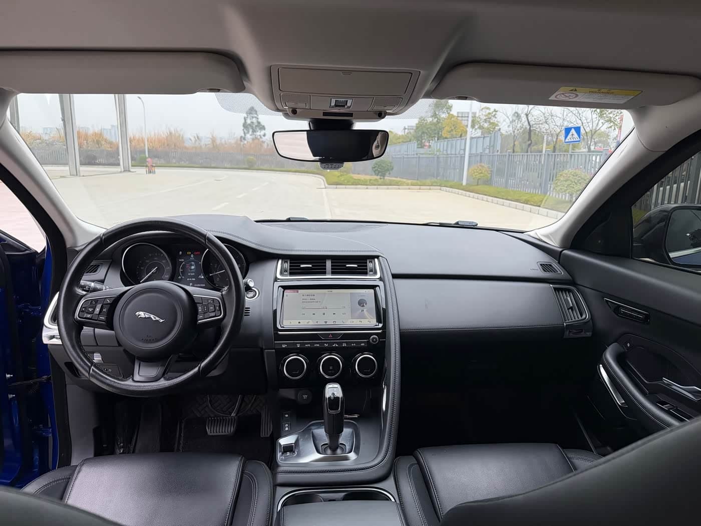 Jaguar E-PACE 2018 — Фото 8/9