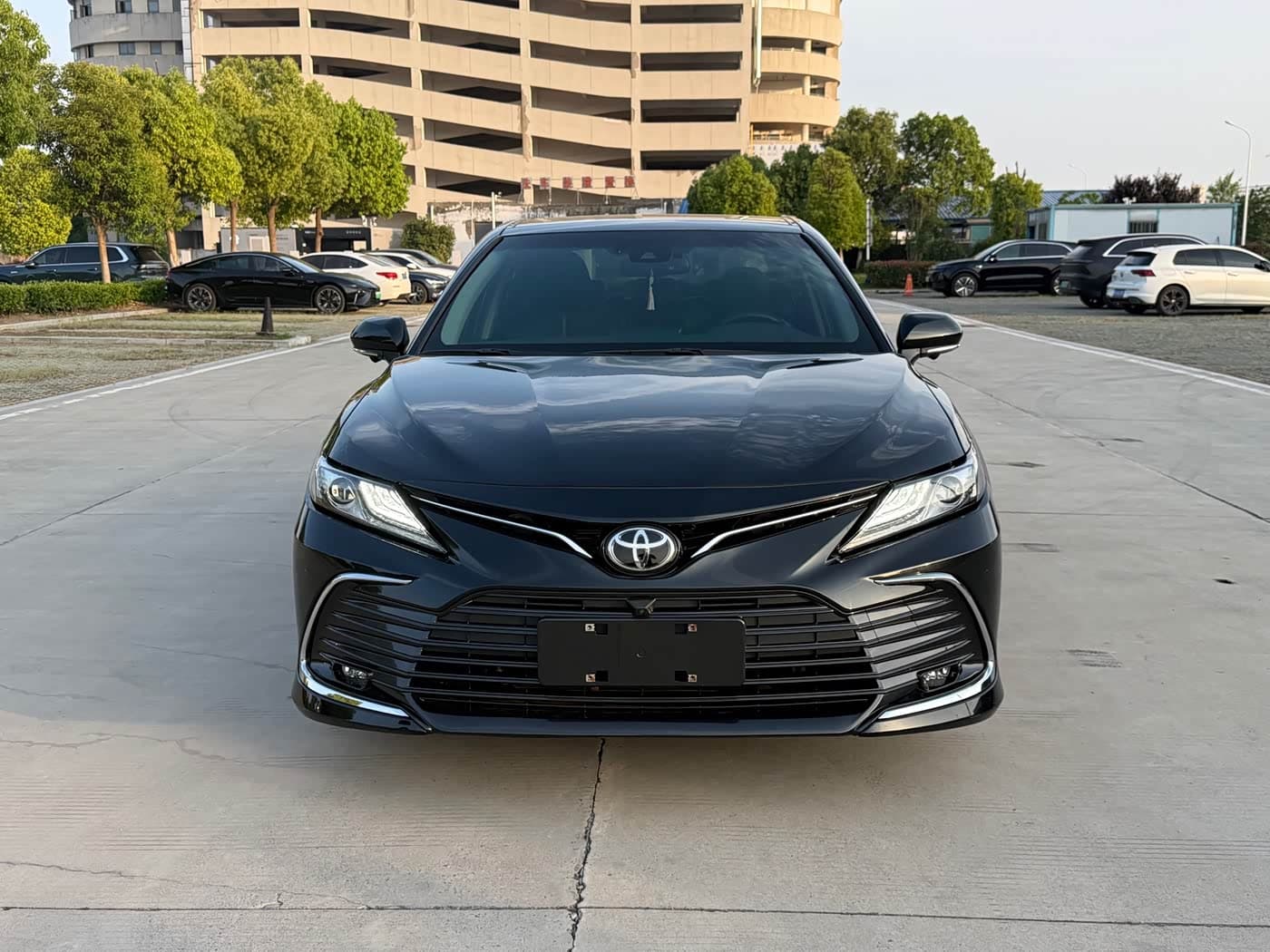 Toyota Camry 2022 — Фото 2/17
