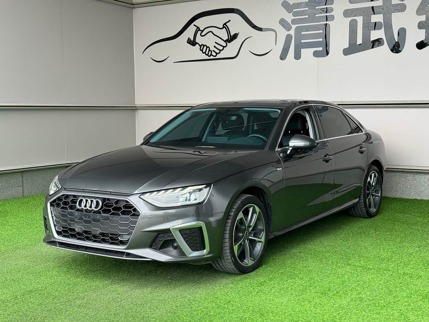 Audi A4L 2022 — Фото 1/15