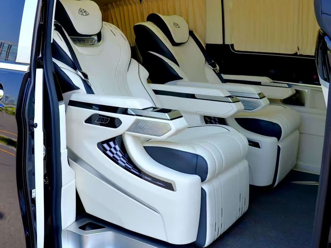 Mercedes-Benz V-Class 2023 — Фото 17/20