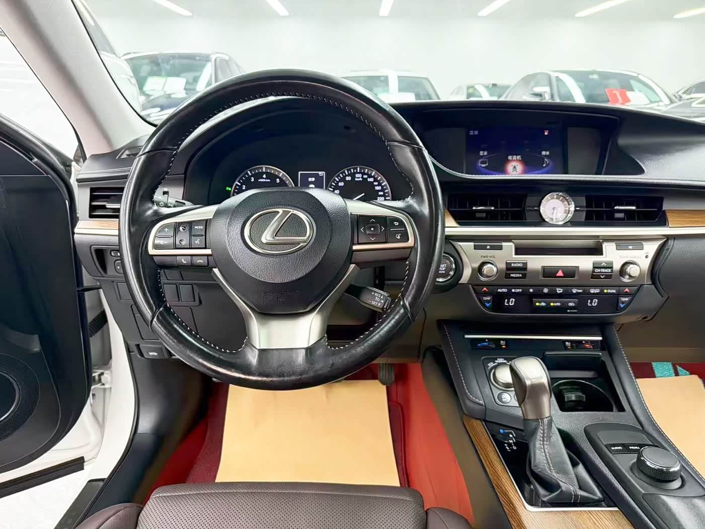 Lexus ES 2018 — Фото 16/20