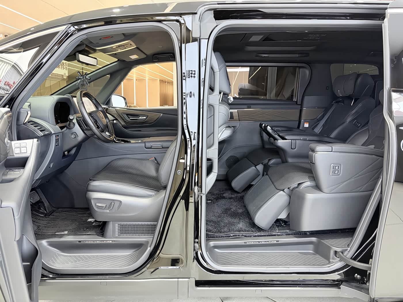 Toyota Vellfire 2025 — Фото 9/20