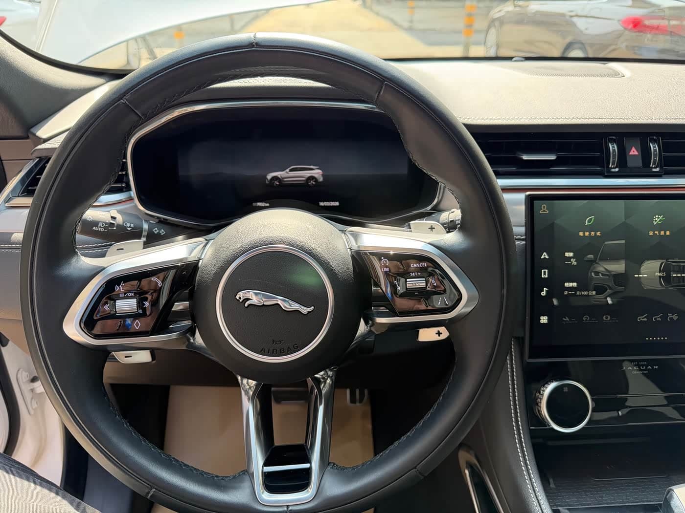 Jaguar F-PACE 2023 — Фото 12/12