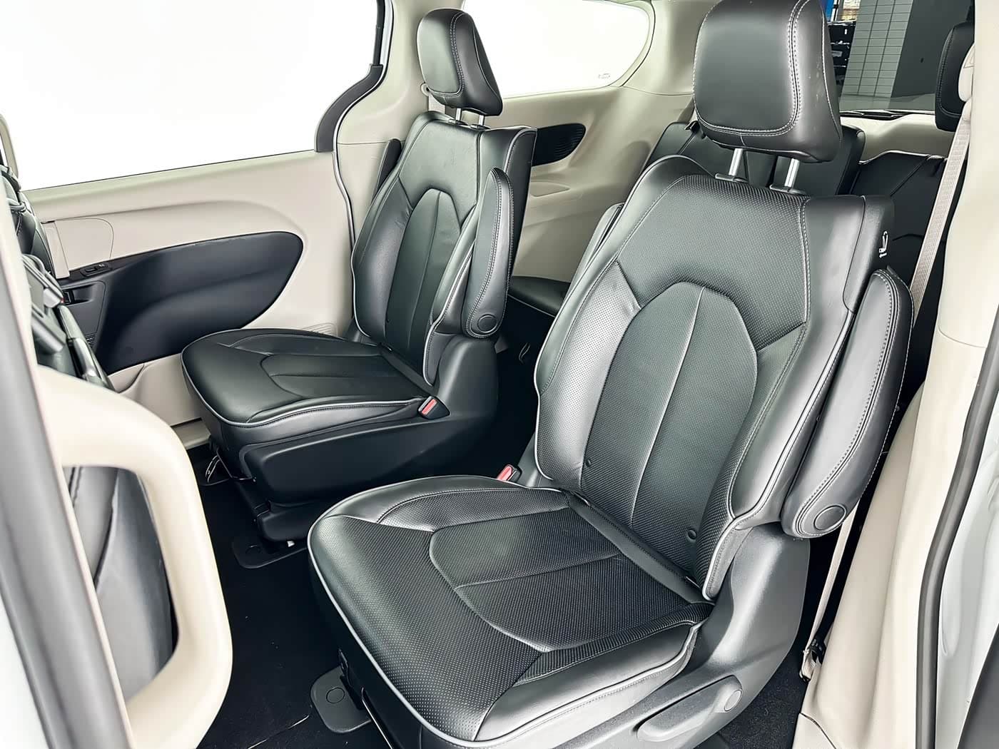 Chrysler Grand Caravan PHEV 2025 — Фото 10/15