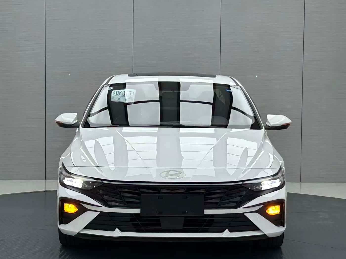 Hyundai Elantra 2023 — Фото 2/20