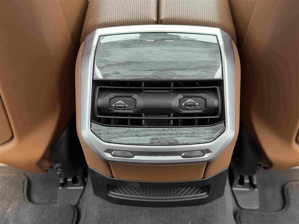 BMW i7 2023 — Фото 15/20
