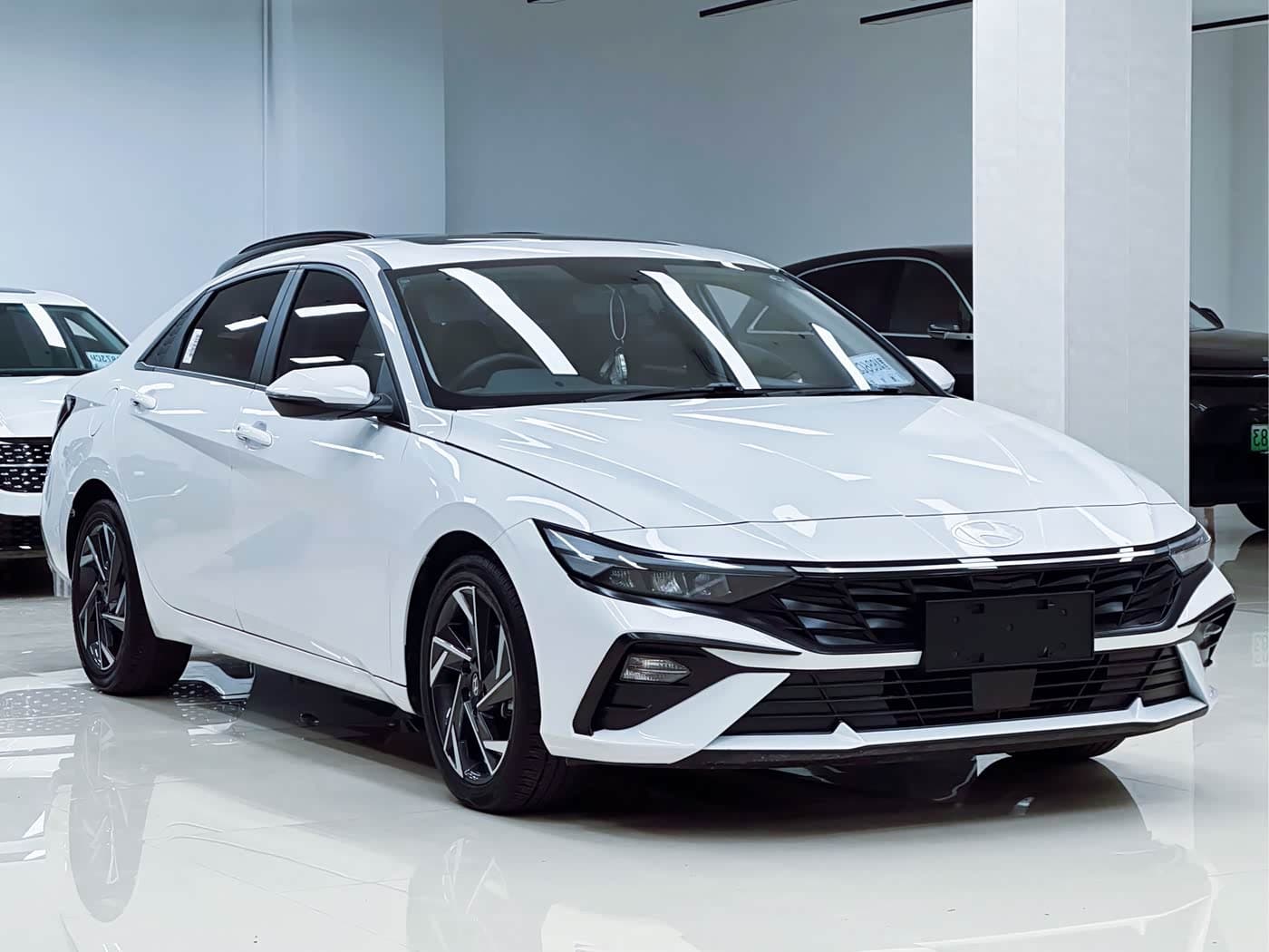 Hyundai Elantra 2024 — Фото 18/20