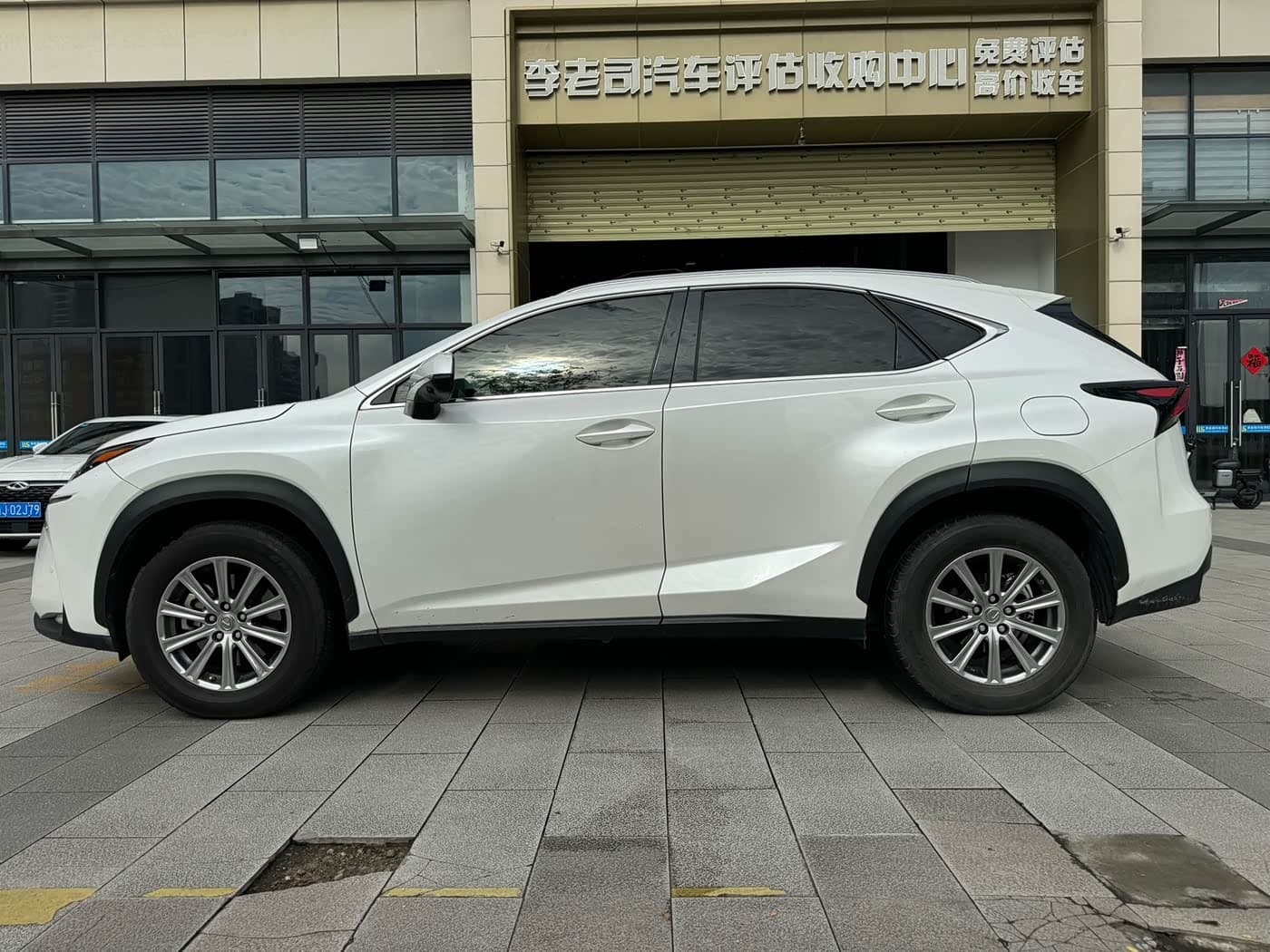 Lexus NX 2017 — Фото 3/9