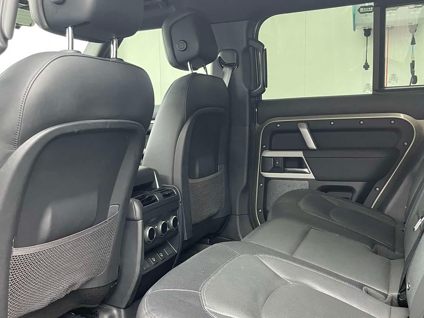 Land Rover Defender 2023 — Фото 5/9