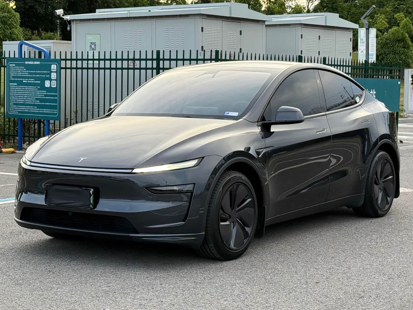 Tesla Model Y 2025 — Фото 1/16