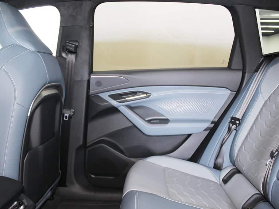 Audi Q6L e-tron 2025 — Фото 9/11