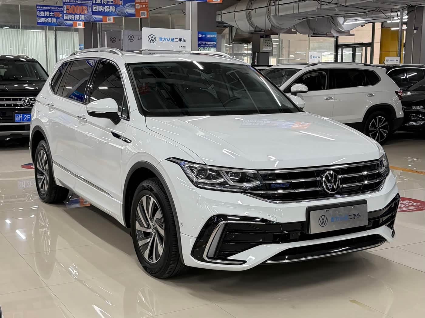 Volkswagen Tiguan L PHEV 2023 — Фото 3/14