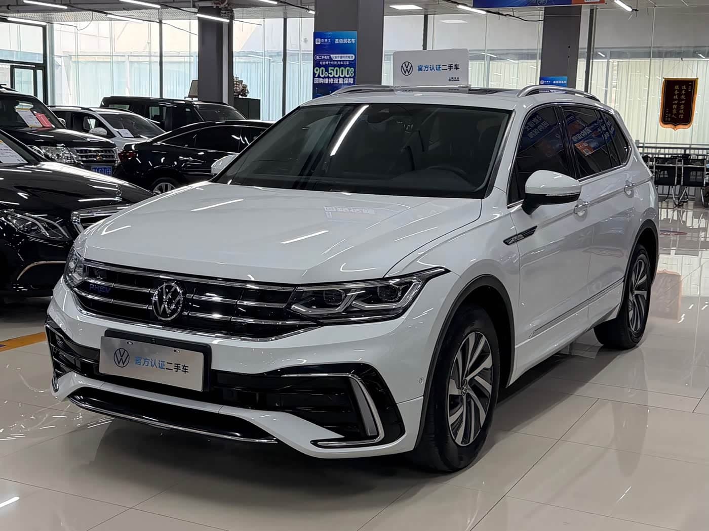 Volkswagen Tiguan L PHEV 2023 — Фото 1/13