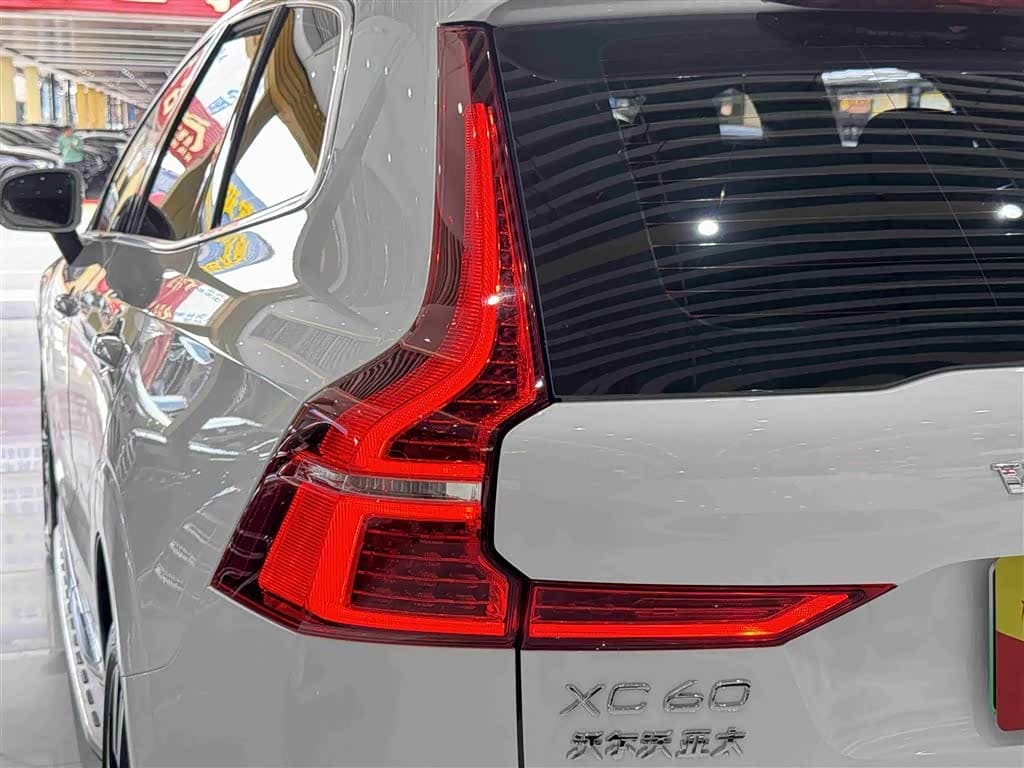 Volvo XC60 Plug-in Hybrid 2023 — Фото 8/20
