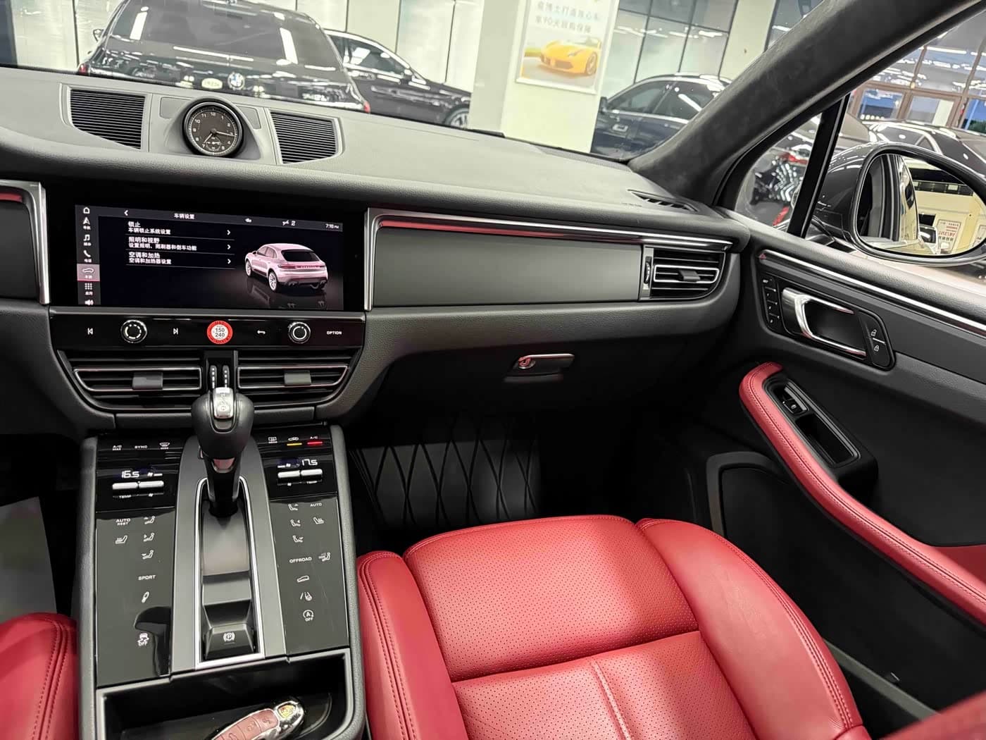 Porsche Macan 2023 — Фото 17/19