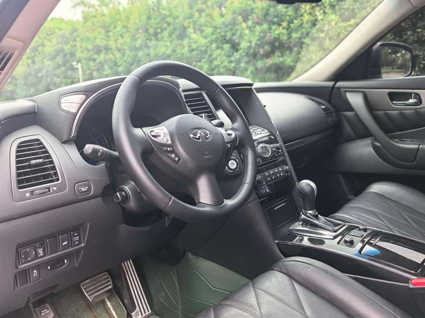 Infiniti QX70 2016 — Фото 14/18