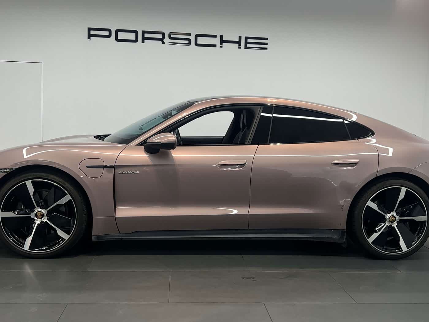 Porsche Taycan 2021 — Фото 3/9
