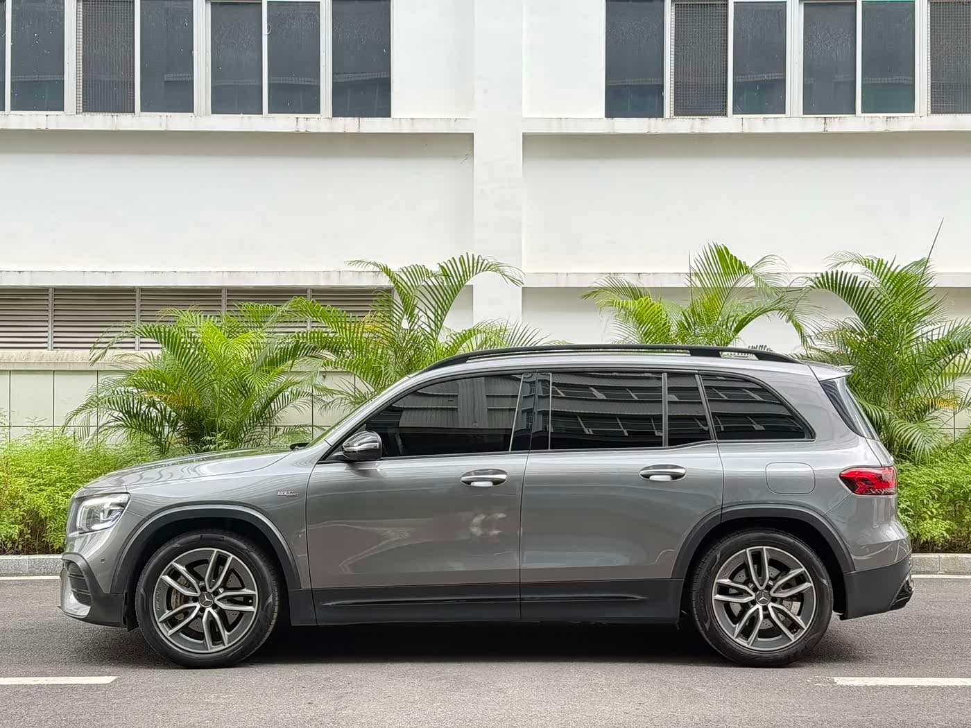 Mercedes-Benz GLB AMG 2021 — Фото 6/14