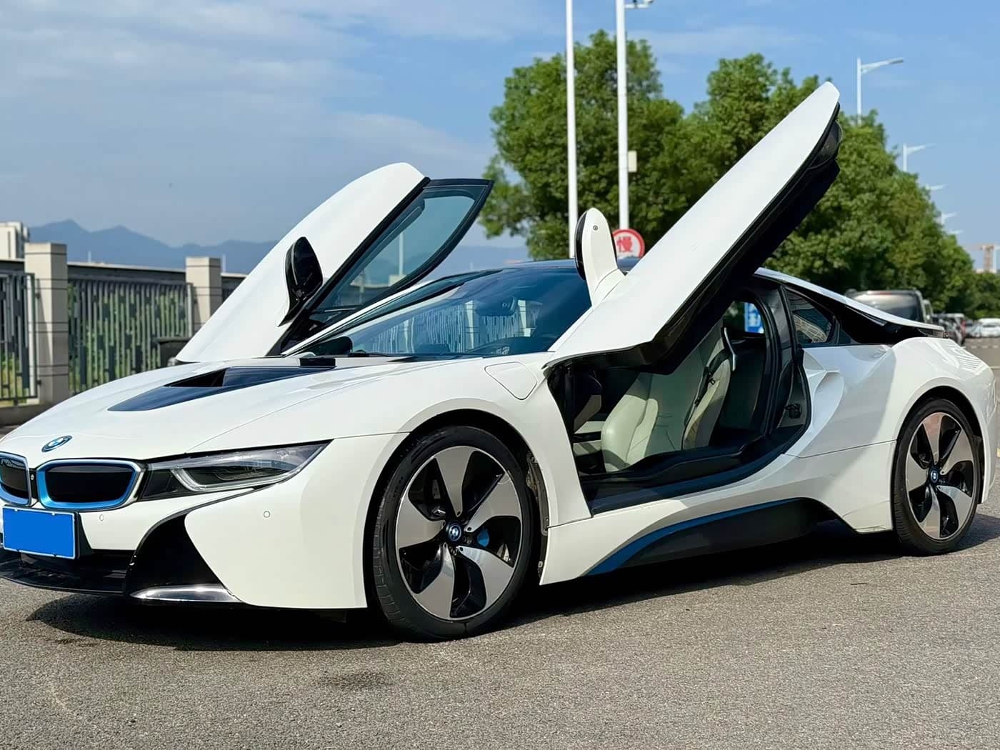 BMW i8 2015 — Фото 6/9