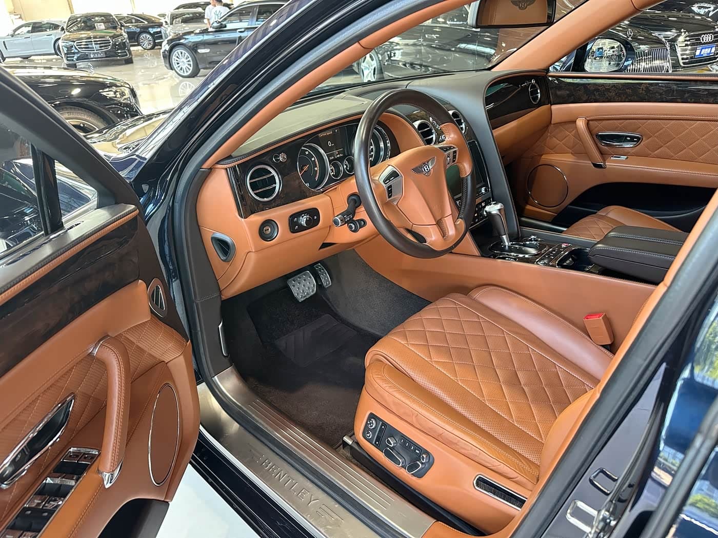 Bentley Flying Spur 2018 — Фото 8/18