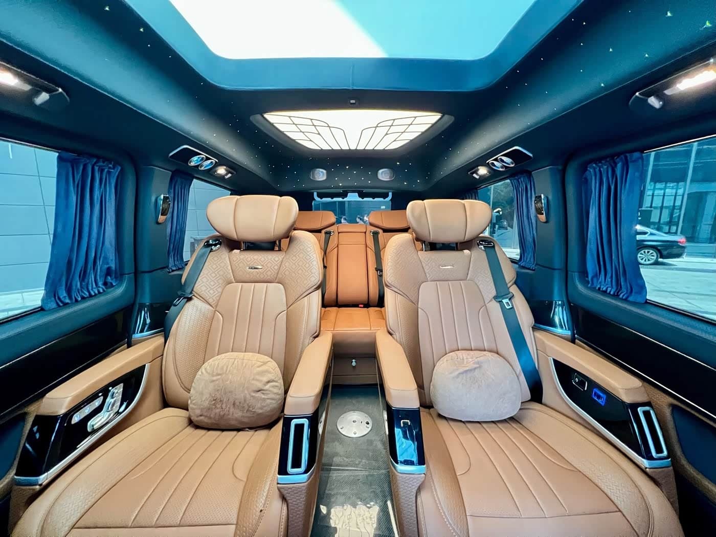 Mercedes-Benz V-Class 2023 — Фото 18/18