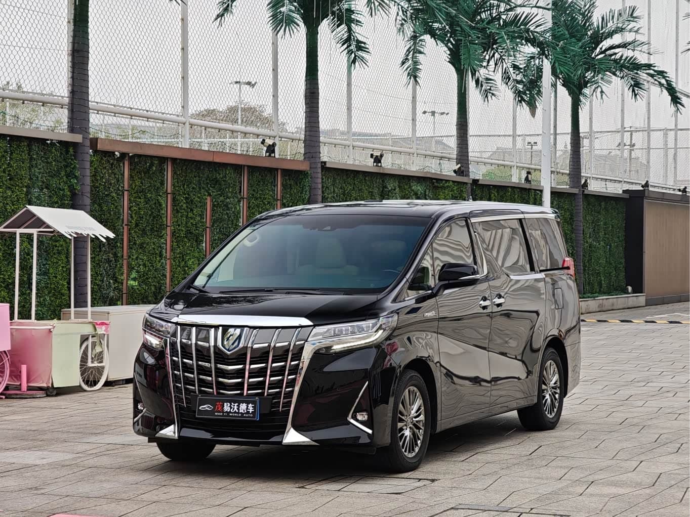 Toyota Alphard 2023 — Фото 1/20