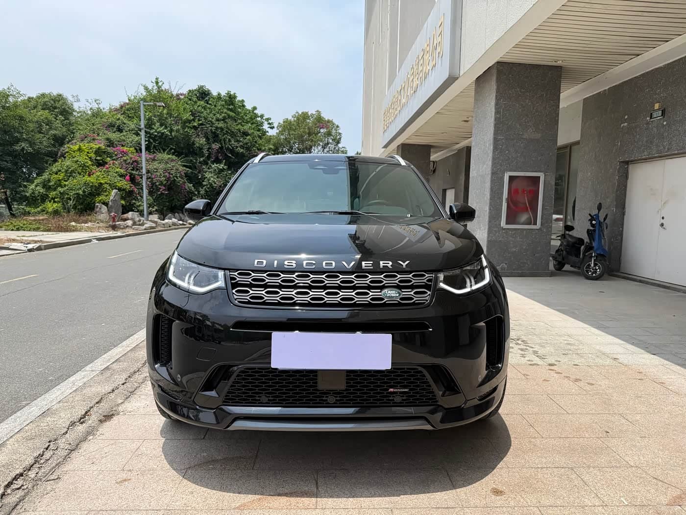 Land Rover Discovery Sport 2023 — Фото 2/14