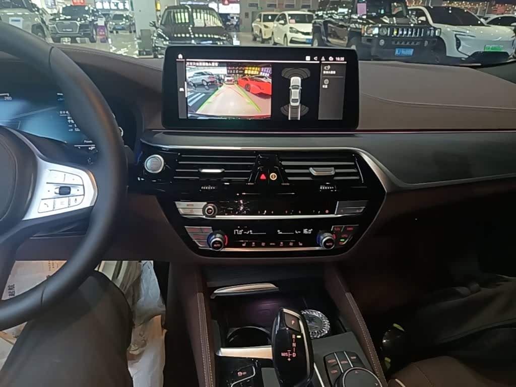 BMW 5 Series New Energy 2024 — Фото 13/20