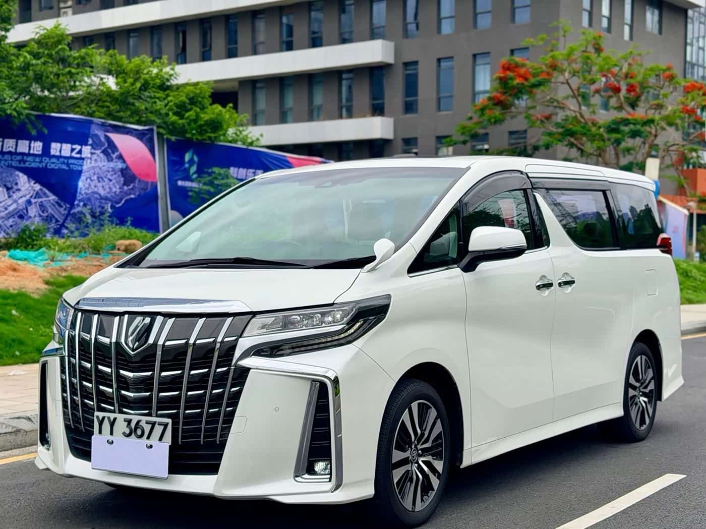 Toyota Alphard 2026 — Фото 1/13