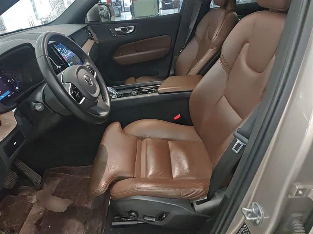 Volvo XC60 2023 — Фото 15/20