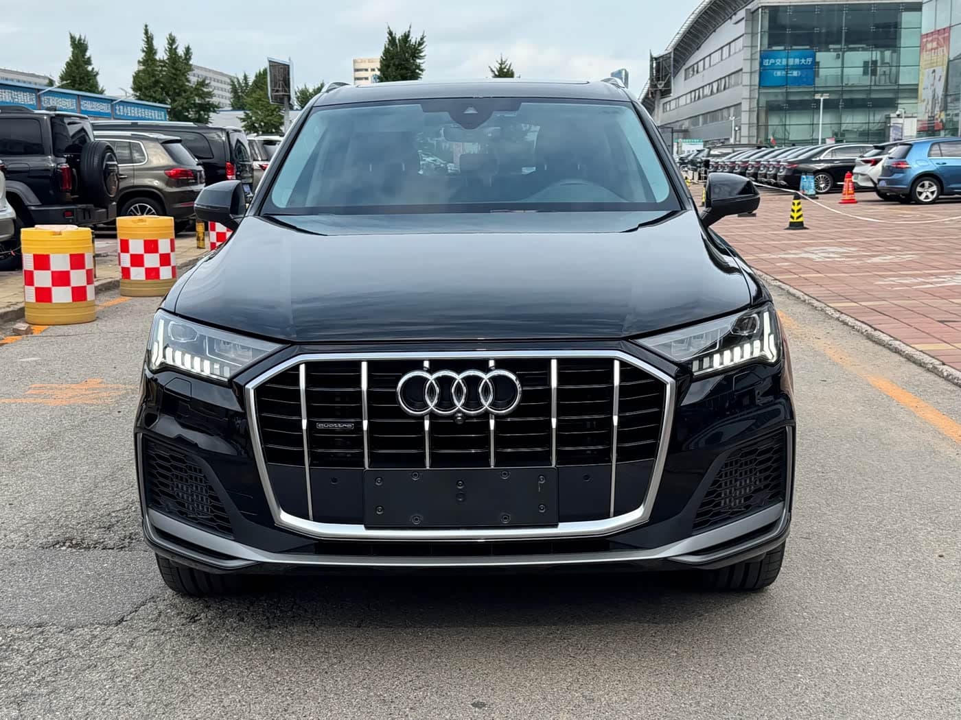 Audi Q7 2023 — Фото 2/20