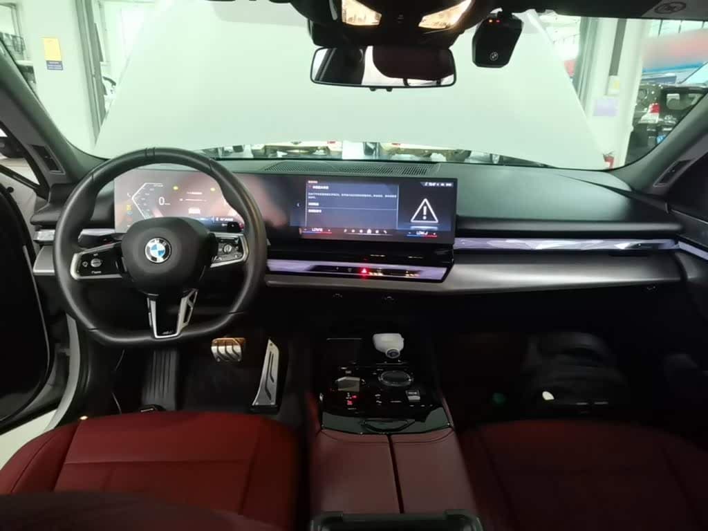 BMW 5 Series 2025 — Фото 10/20