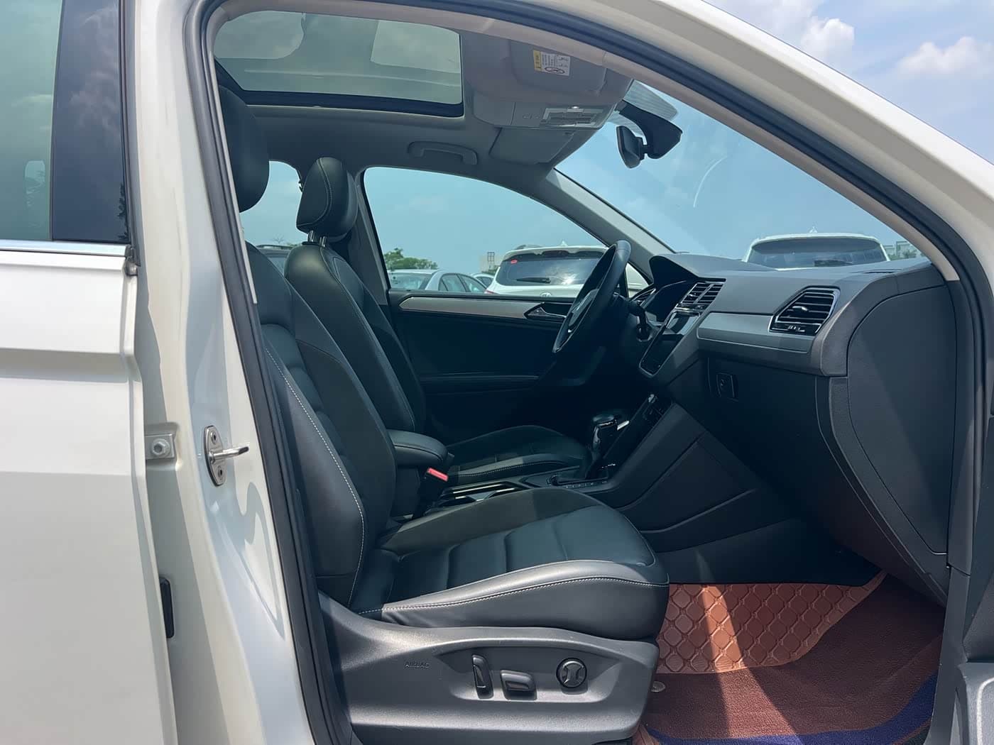 Volkswagen Tiguan L PHEV 2021 — Фото 8/10