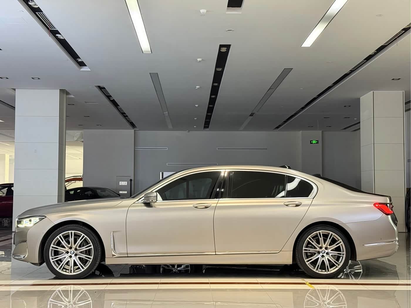 BMW 7 Series 2020 — Фото 17/18