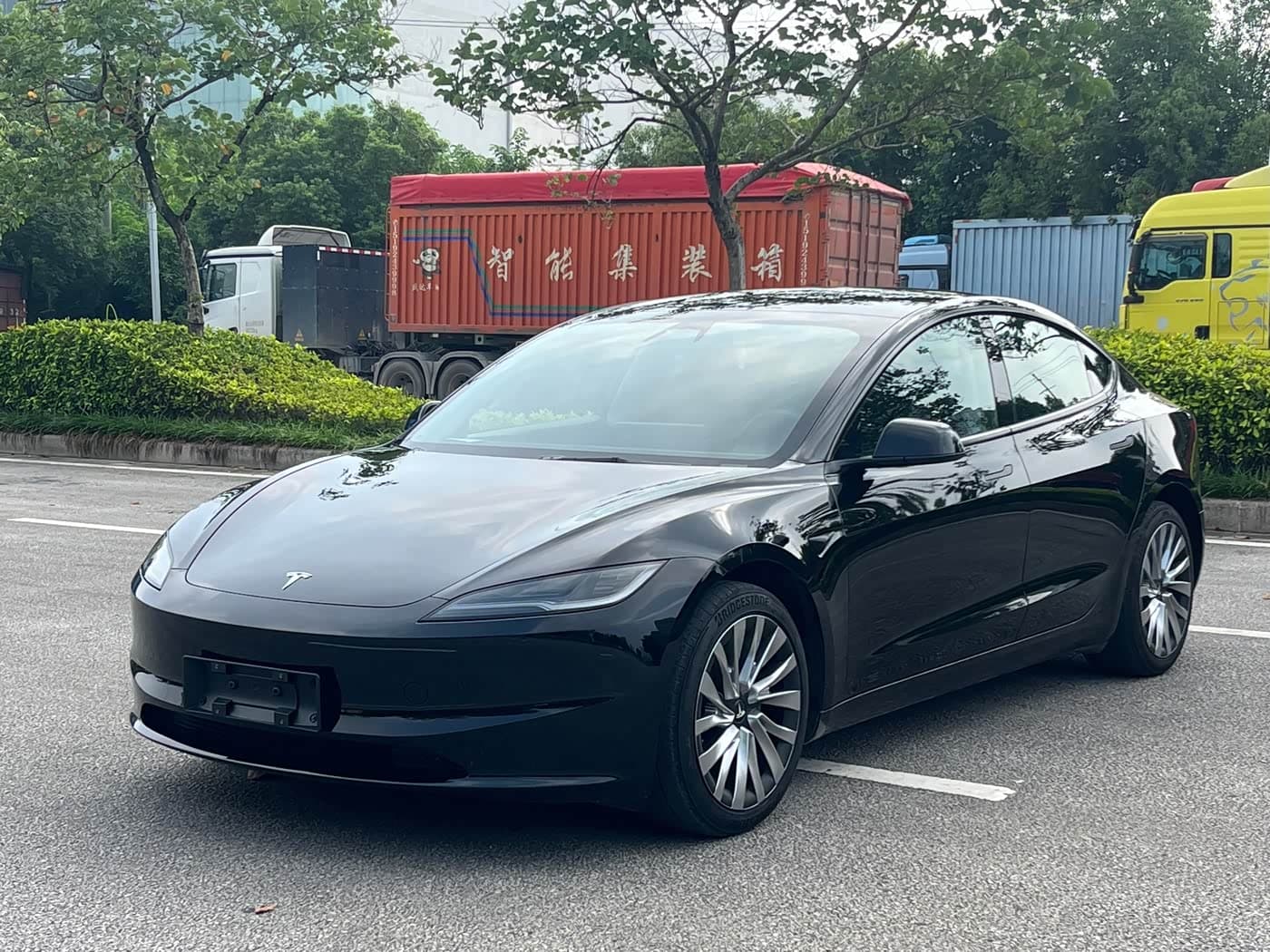 Tesla Model 3 2025 — Фото 1/18