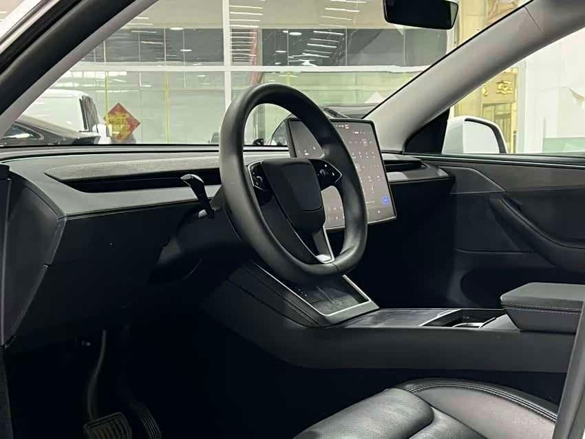 Tesla Model Y 2025 — Фото 5/6
