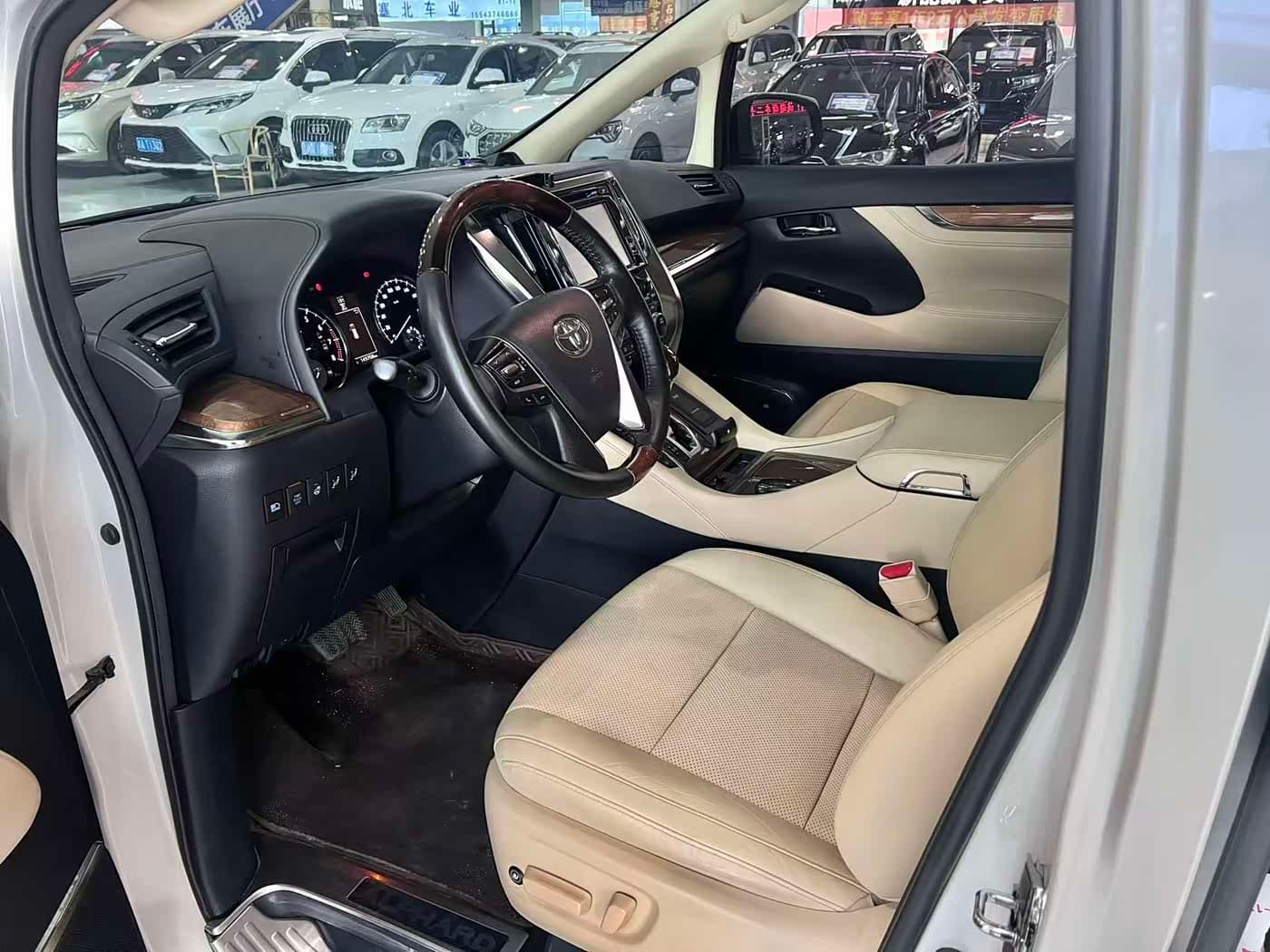 Toyota Alphard 2017 — Фото 9/9
