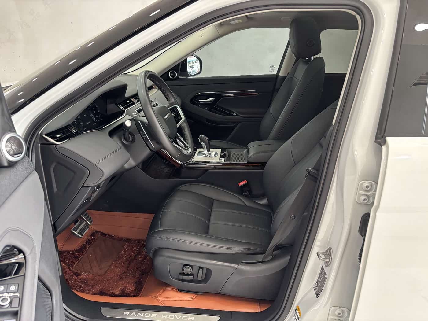 Land Rover Range Rover Evoque 2023 — Фото 11/20