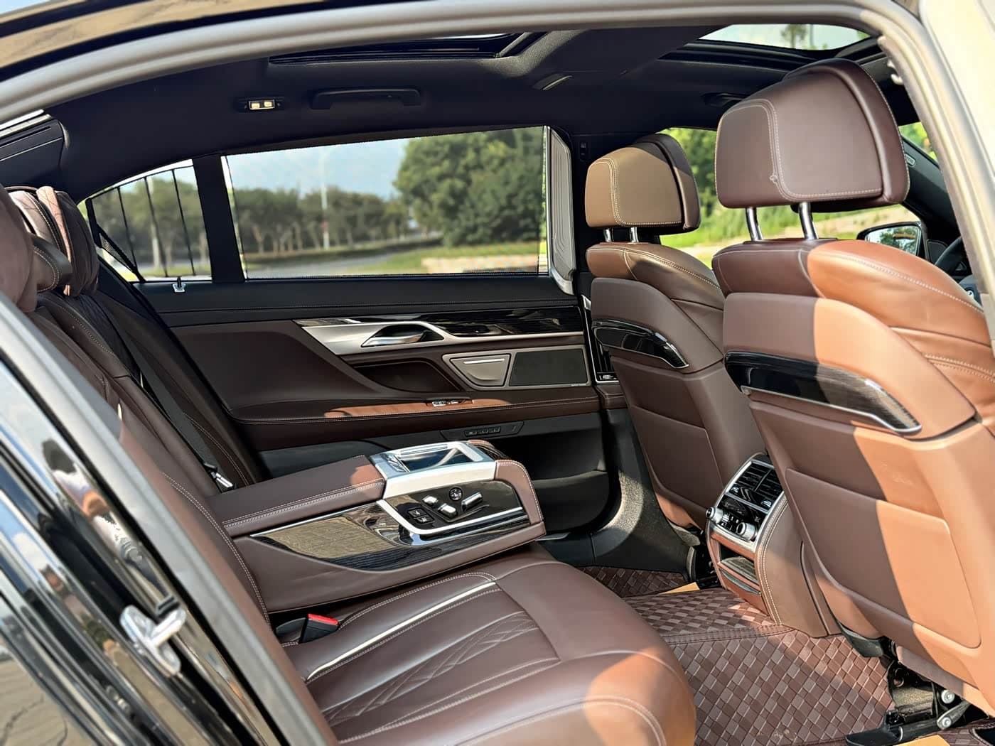 BMW 7 Series 2020 — Фото 16/20