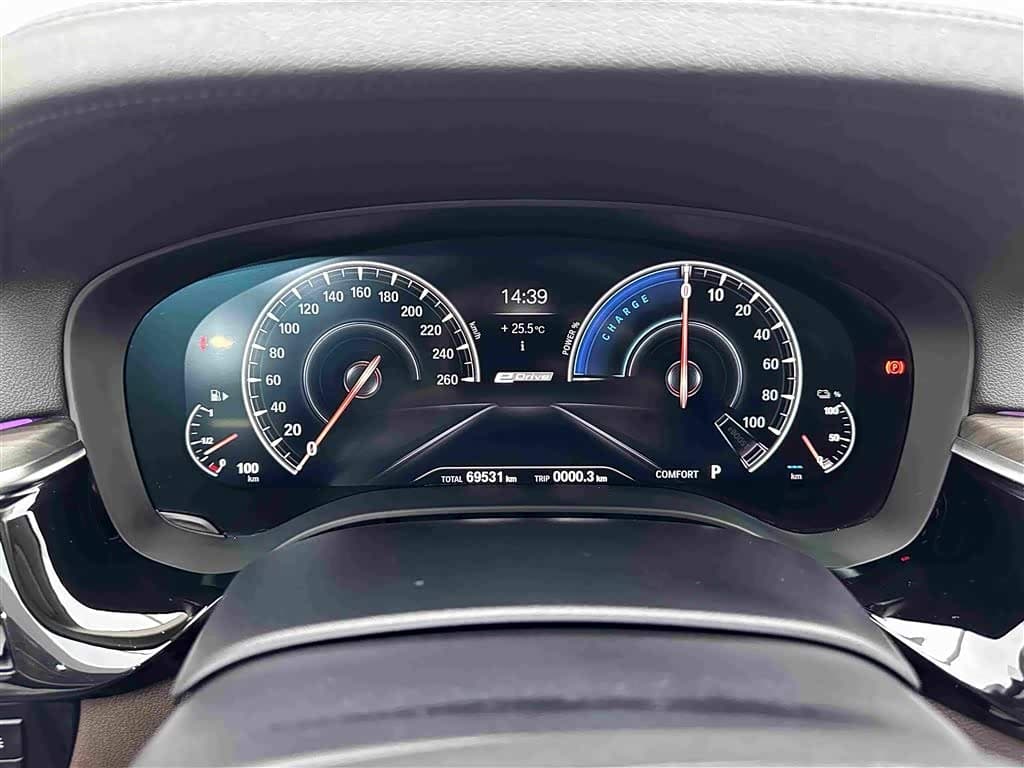 BMW 5 Series New Energy 2019 — Фото 11/20