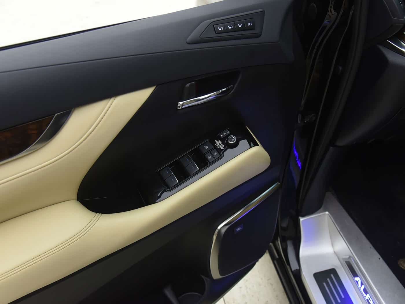 Toyota Alphard 2022 — Фото 11/15