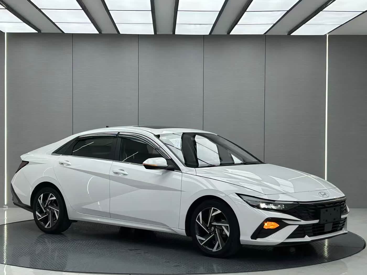 Hyundai Elantra 2023 — Фото 6/20