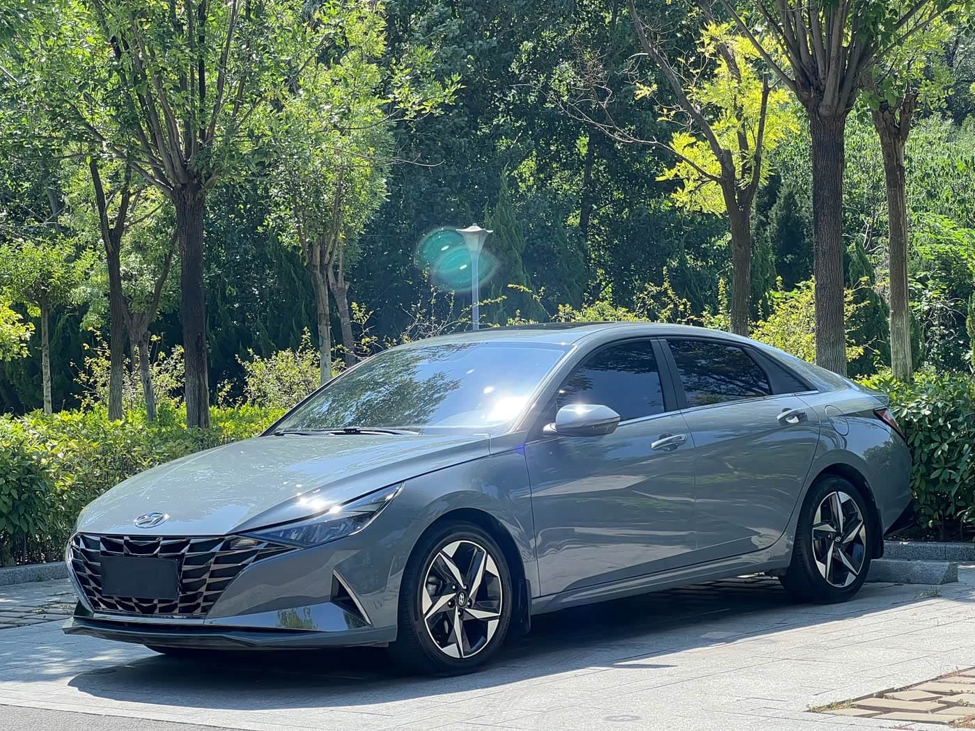 Hyundai Elantra 2023 — Фото 1/20