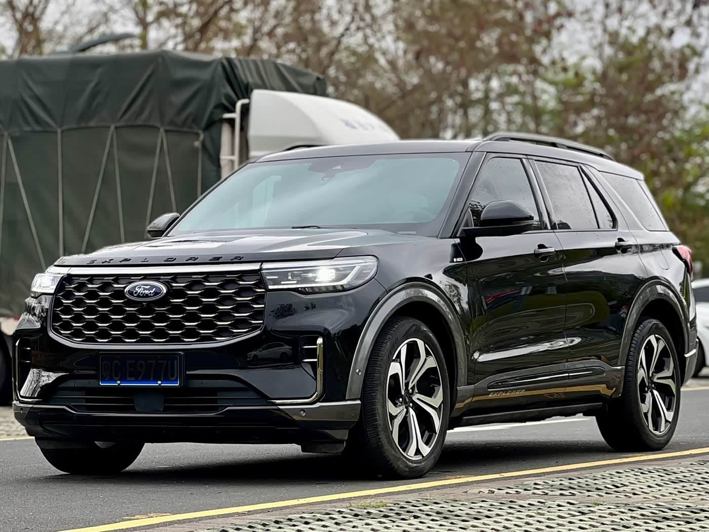 Ford Explorer 2022 — Фото 1/15