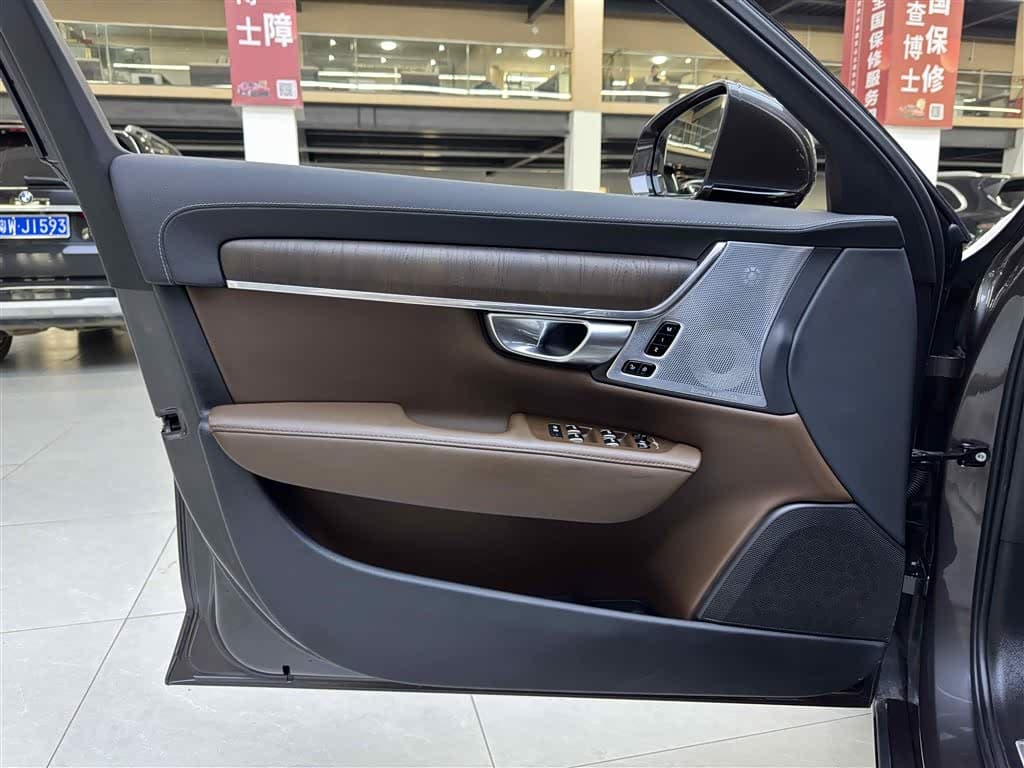 Volvo S90 Plug-in Hybrid 2023 — Фото 15/16