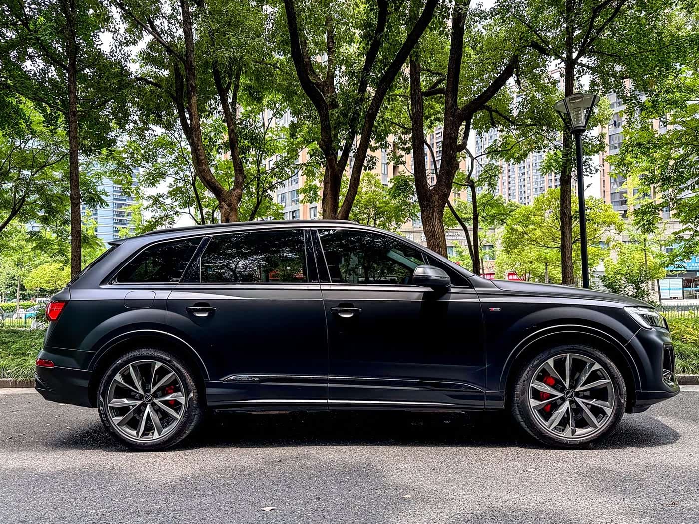 Audi Q7 2025 — Фото 3/15
