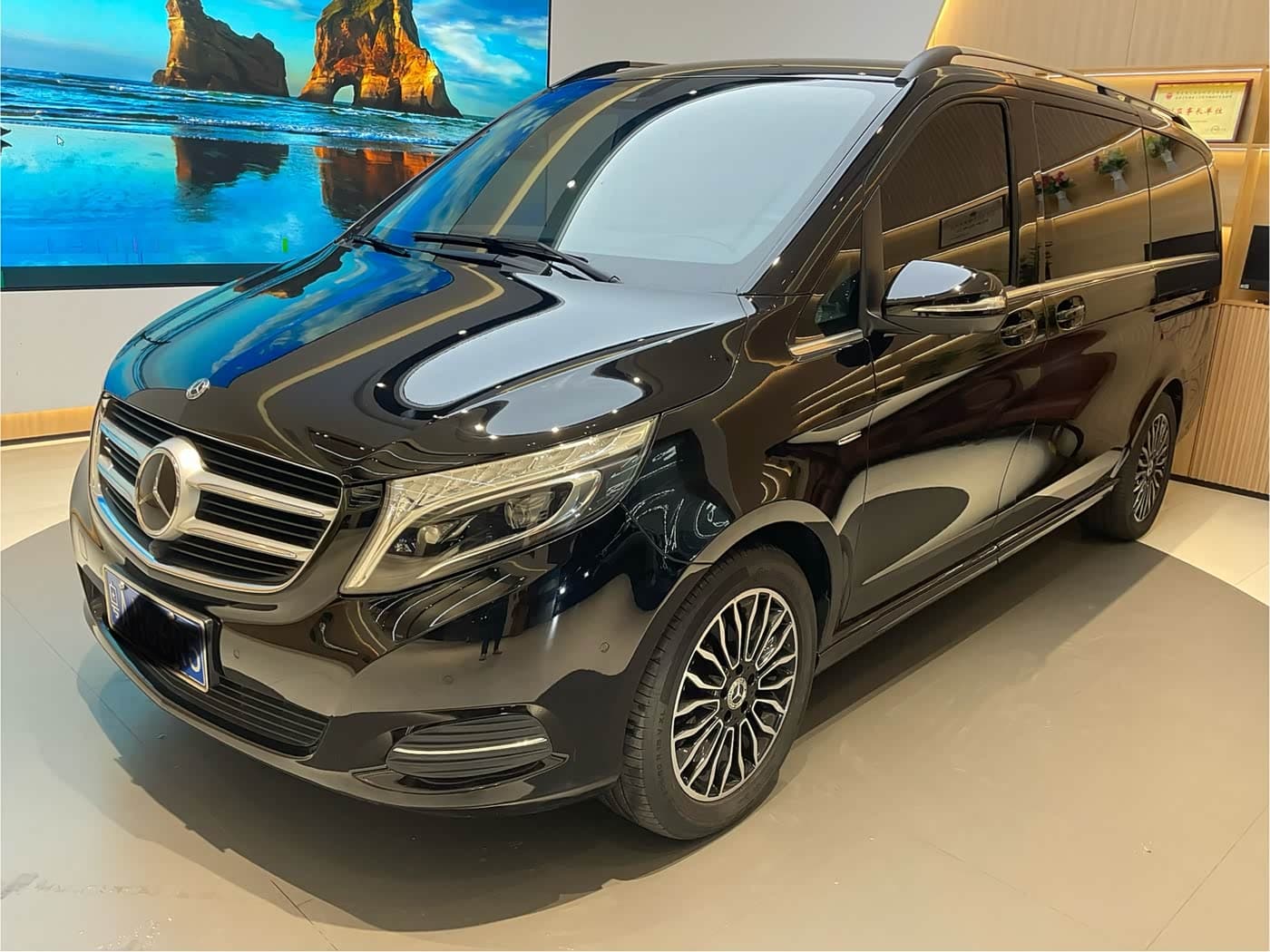 Mercedes-Benz V-Class 2019 — Фото 1/19