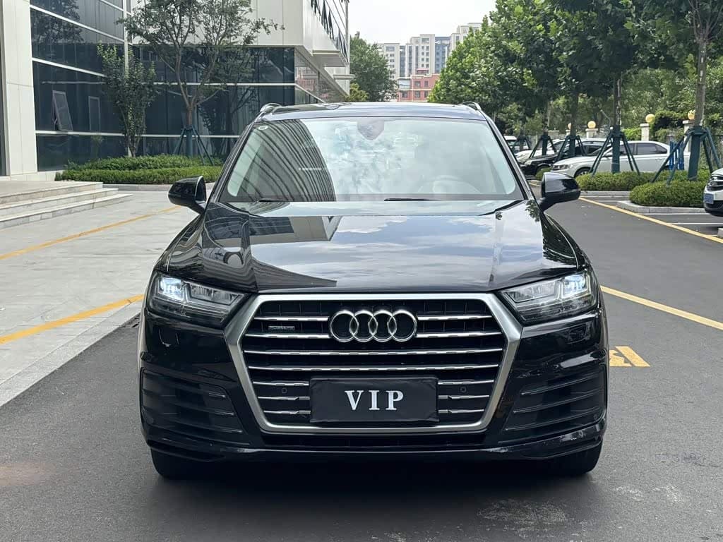Audi Q7 2018 — Фото 1/9