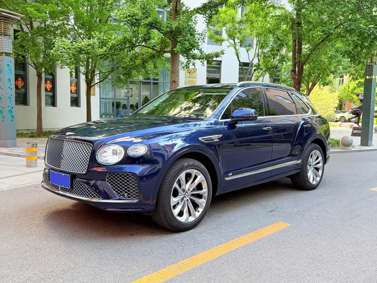 Bentley Bentayga 2023 — Фото 1/16