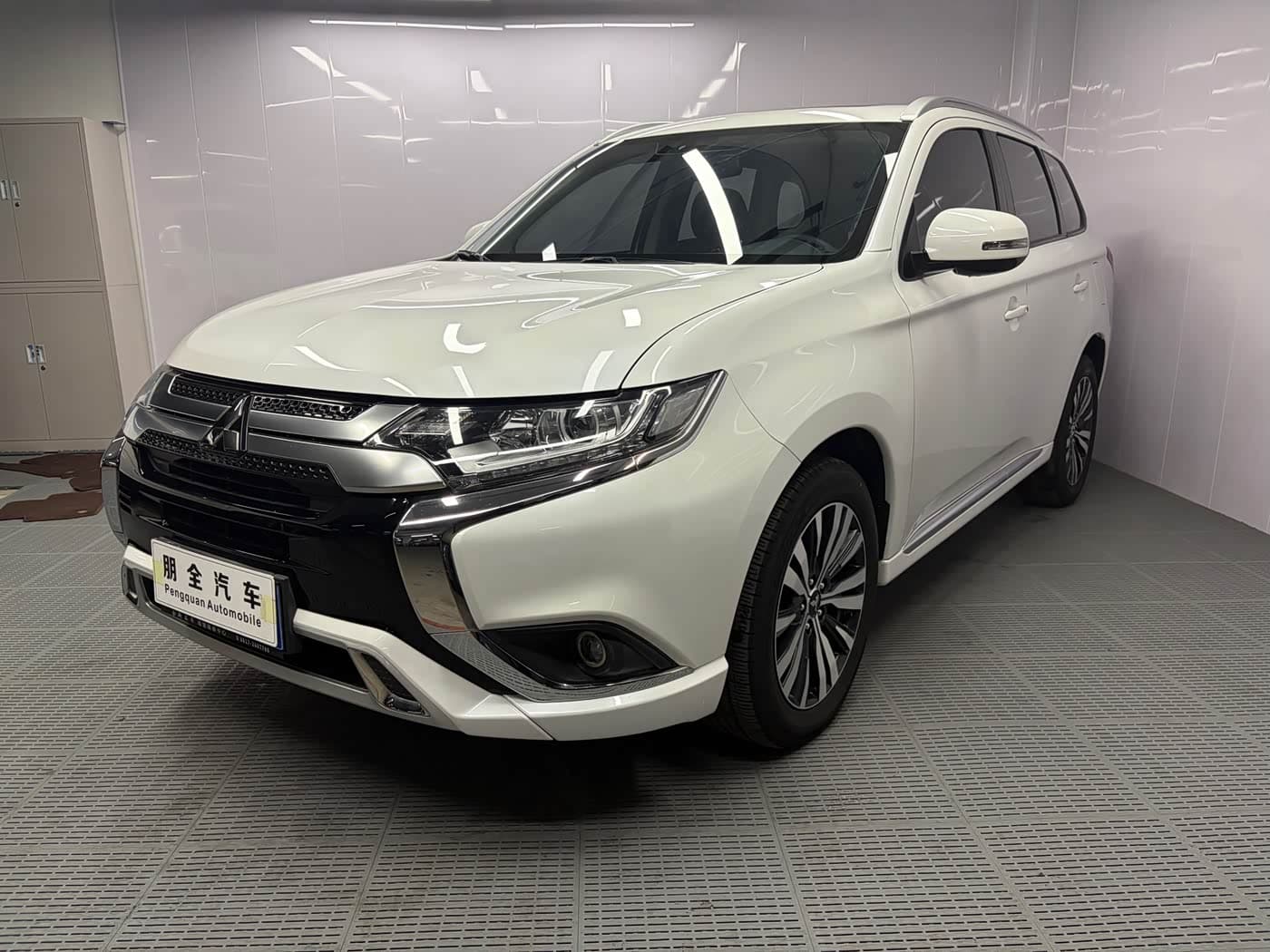 Mitsubishi Outlander 2022 — Фото 1/18